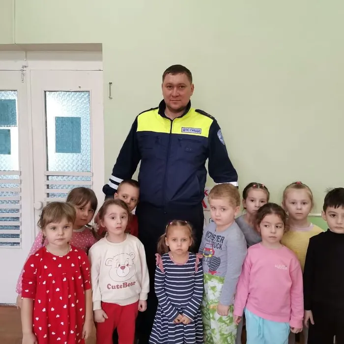 В целях профилактики детского дорожно-транспортного травматизма сотрудники Госавтоинспекции регулярно посещают детские сады и проводят с детьми необычные уроки безопасности.