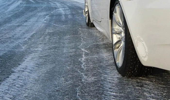 kak-upravlyat-avtomobilem-v-gololed_1642059521193644841__2000x2000